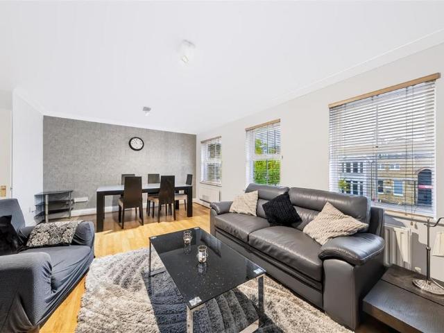 Flat for sale in London Borough of Wandsworth, Greater London
