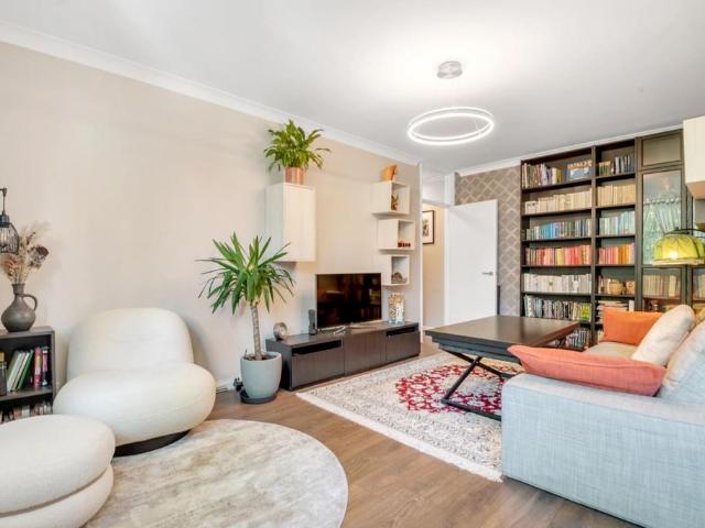 Flat for sale in South Hampstead, Greater London