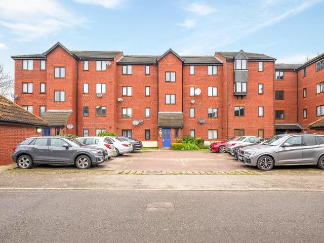 Flat for sale in Charlton Riverside, Greater London