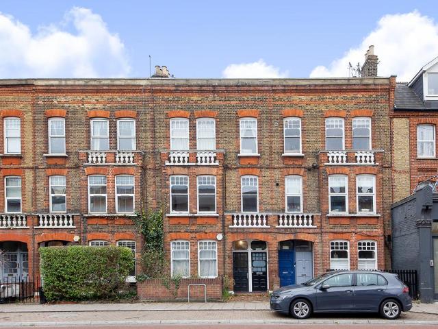Flat for sale in Clapham Junction, Greater London