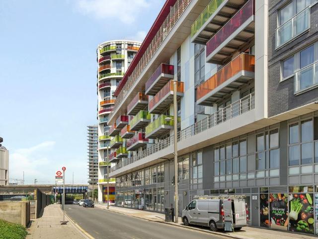 Flat for sale in Stratford Marsh, Greater London