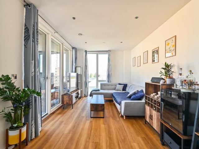 Flat for sale in Reach, Greater London