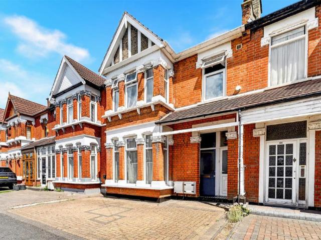 Flat for sale in Seven Kings, Greater London
