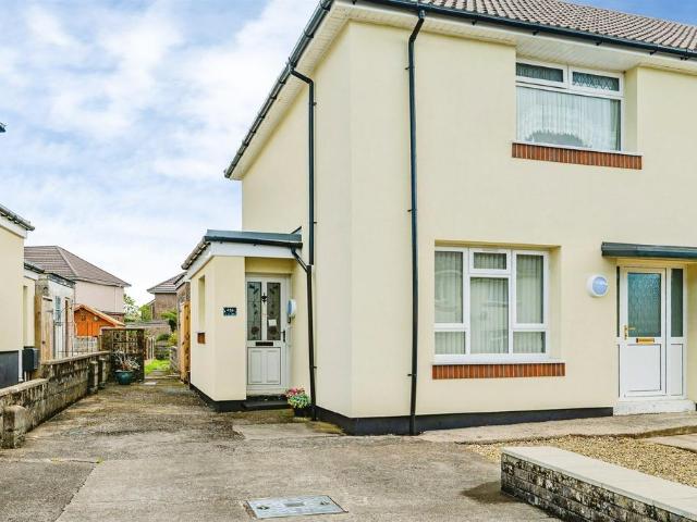 Flat for sale in Bryntirion, Wales