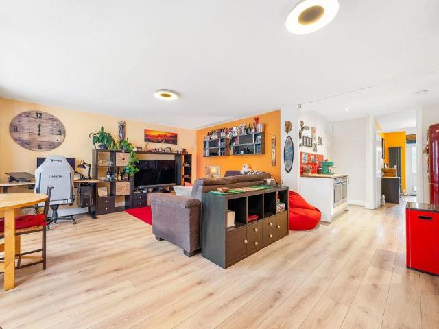 Flat for sale in Stockwell, Greater London