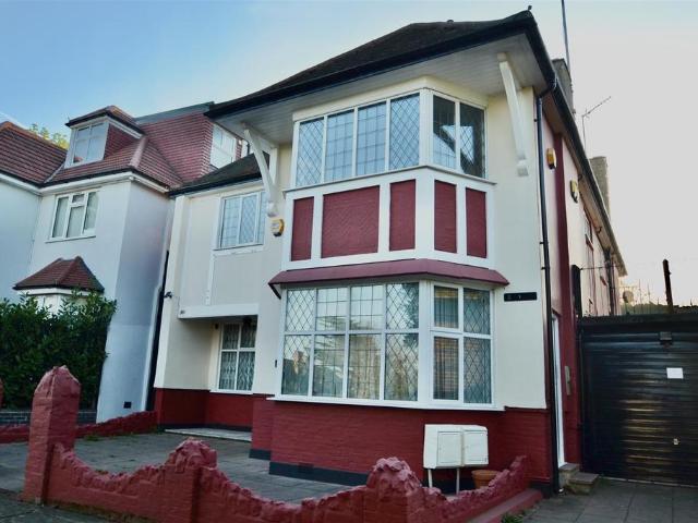 Flat for sale in Golders Green, Greater London