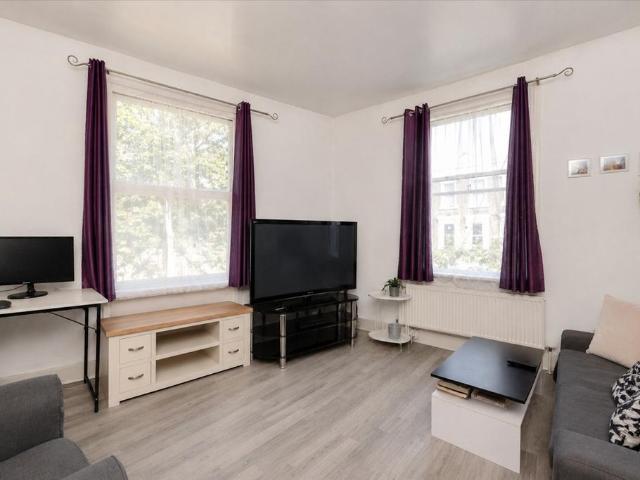 Flat for sale in Shepherd's Bush, Greater London
