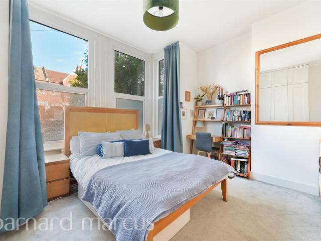 Flat for sale in Streatham, Greater London