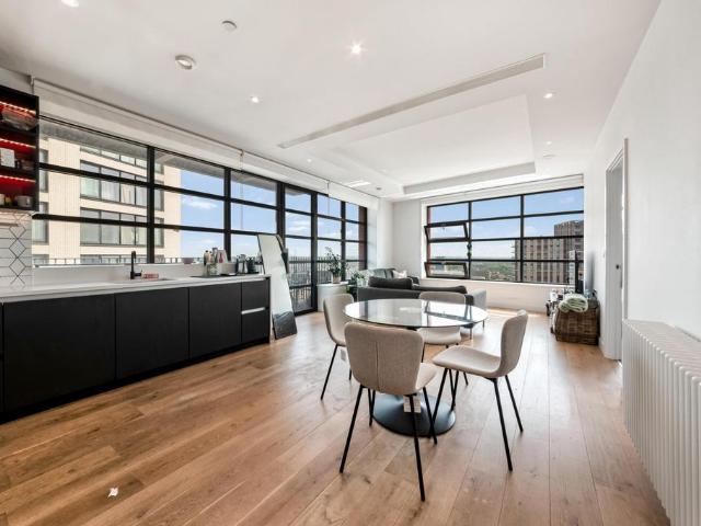 Flat for sale in London City Island, Blackwall