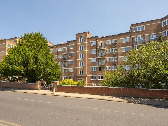 Flat for sale in Putney, Greater London