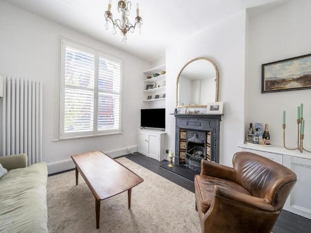 Flat for sale in Kennington, Greater London
