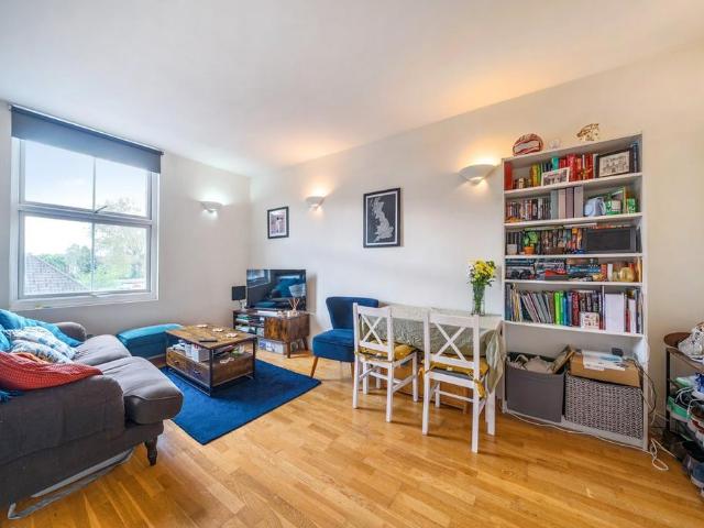 Flat for sale in Furzedown, Greater London