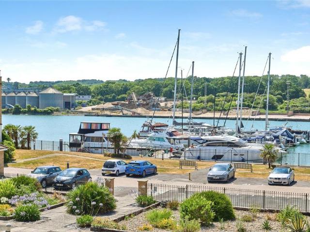 Flat for sale in East Cowes, Isle Of Wight