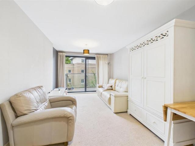 Flat for sale in Kennington, Greater London