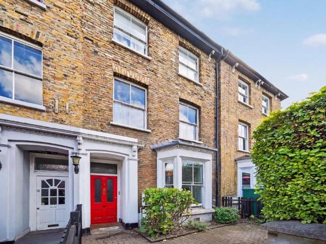 Flat for sale in Shacklewell, Greater London