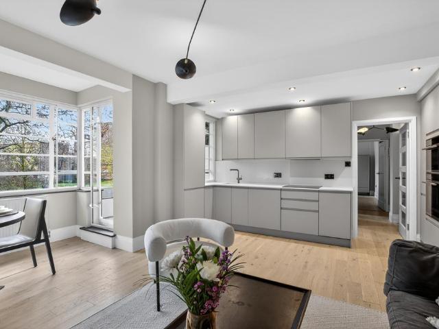 Flat for sale in Streatham Hill, Greater London
