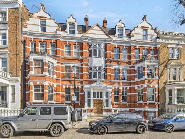 Flat for sale in Royal Borough of Kensington and Chelsea, Greater London