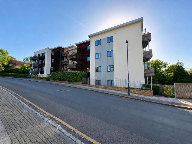 Flat for sale in Charlton, Greater London