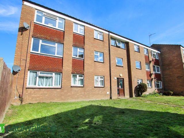 Flat for sale in Broxbourne, Hertfordshire