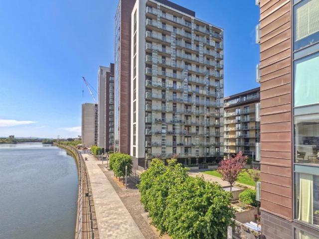 Flat for sale in Broomhill, Scotland