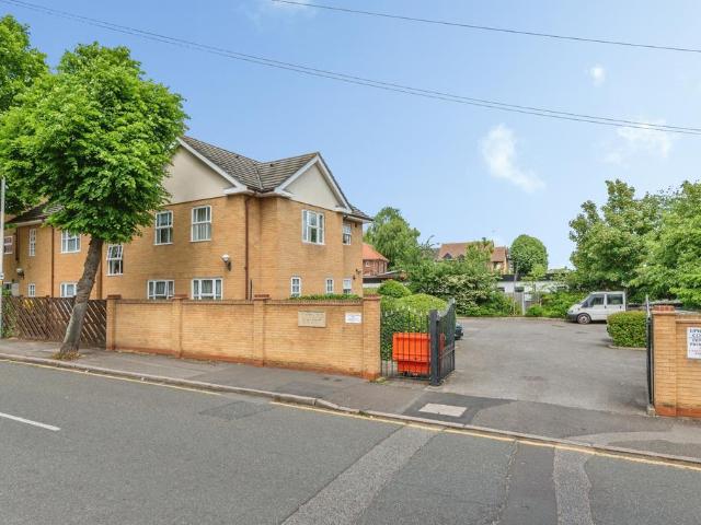 Flat for sale in Gidea Park, Greater London