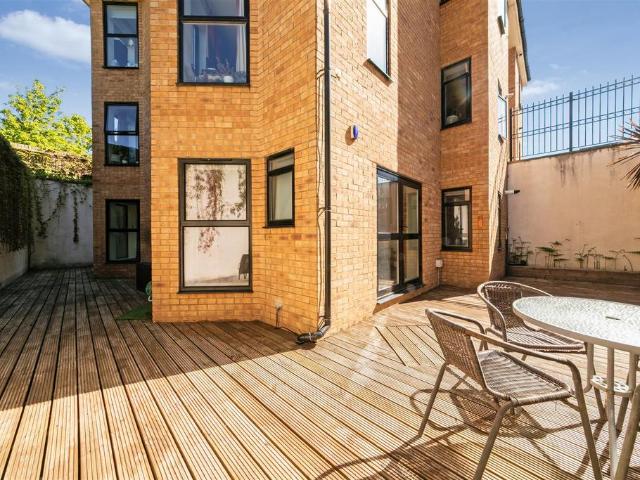 Flat for sale in London Borough of Merton, Collier's Wood
