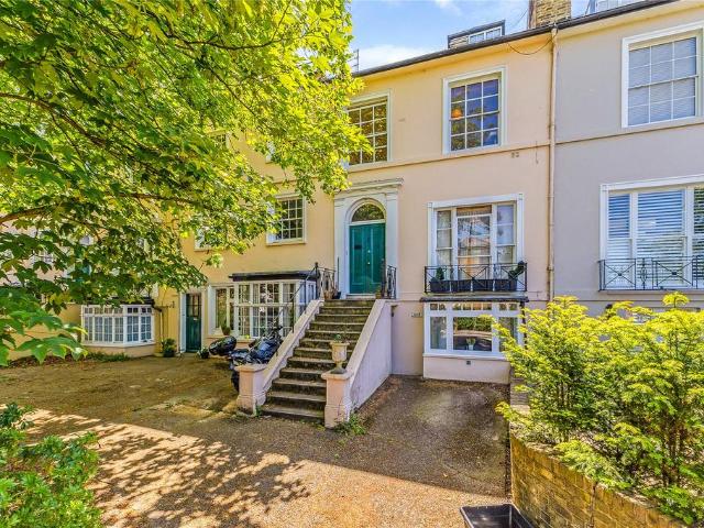 Flat for sale in North Sheen, Greater London