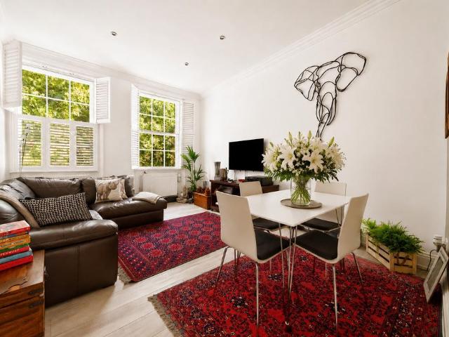 Flat for sale in Clapham, Greater London