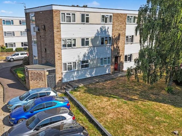 Flat for sale in Harold Wood, Greater London