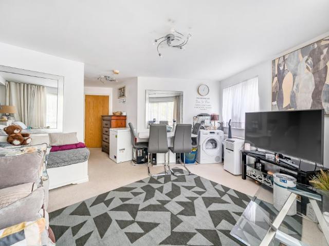 Flat for sale in Slough