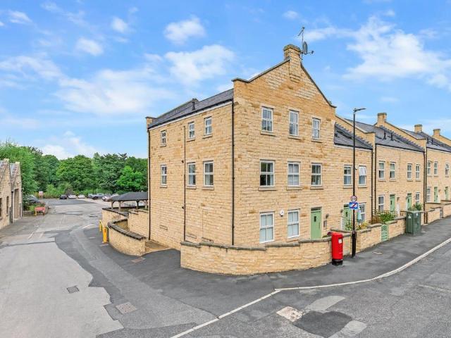 Flat for sale in West Chevin, Leeds