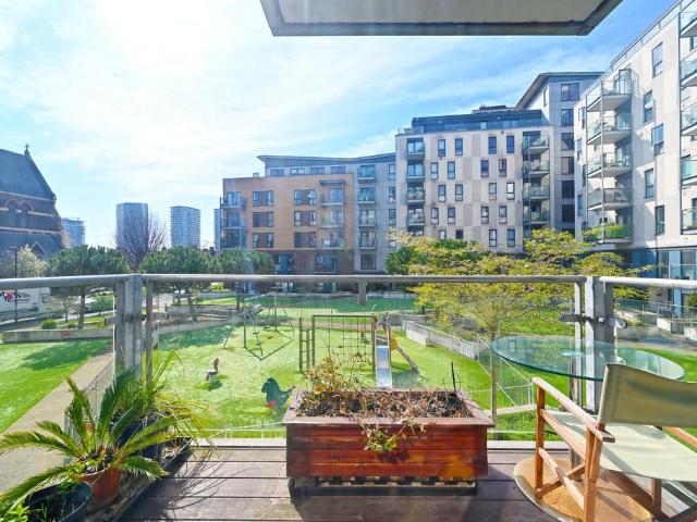 Flat for sale in Canning Town, Greater London