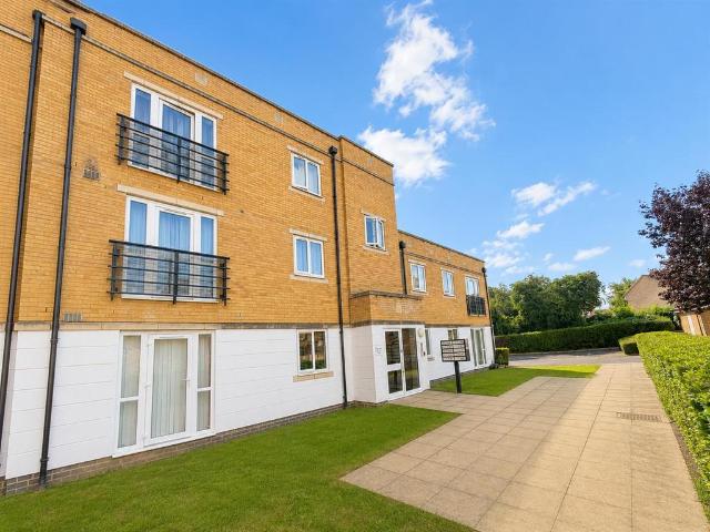 Flat for sale in Batchworth, Hertfordshire