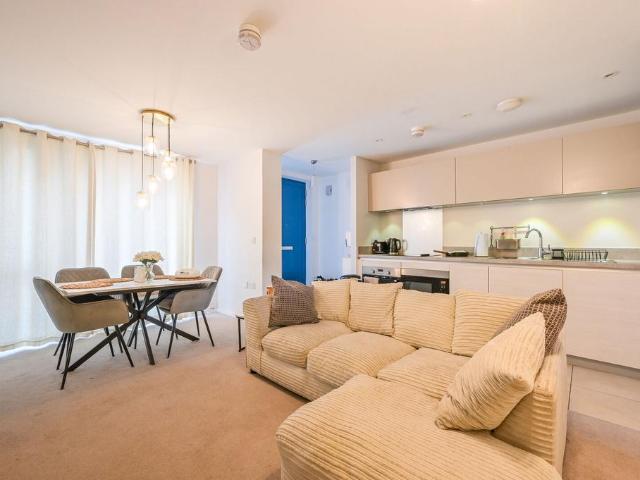 Flat for sale in Canning Town, Greater London