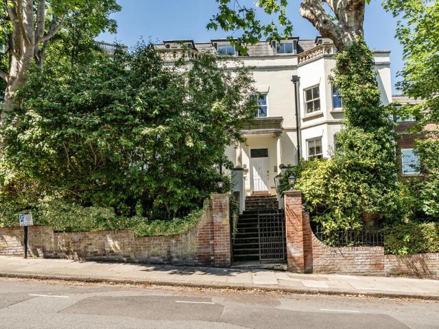 Flat for sale in Crouch End, Greater London