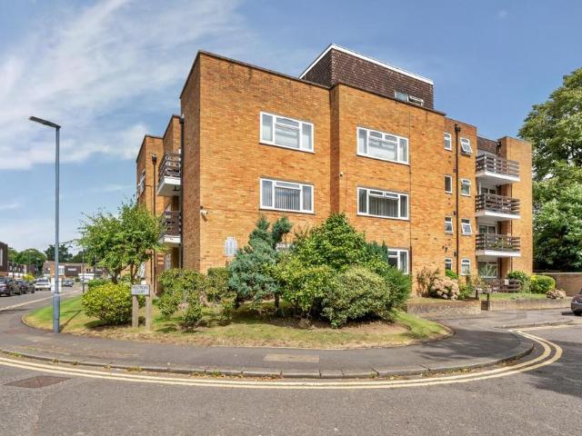 Flat for sale in Little Stanmore, Greater London