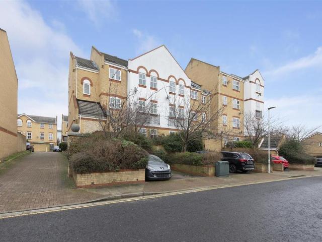 Flat for sale in Beckton, Greater London