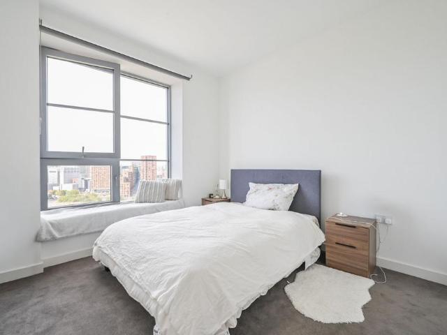 Flat for sale in Goodluck Hope, Greater London
