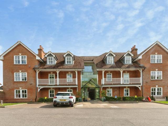 Flat for sale in Hart, Hampshire