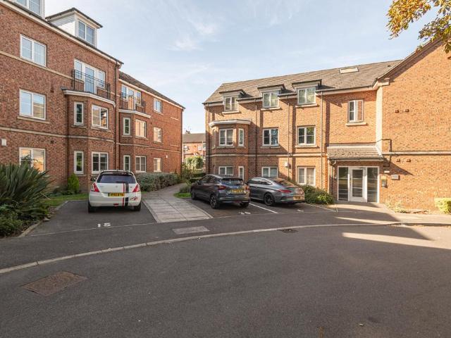 Flat for sale in Pontefract, West Yorkshire