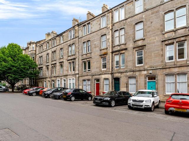 Flat for sale in Hillside, Leith