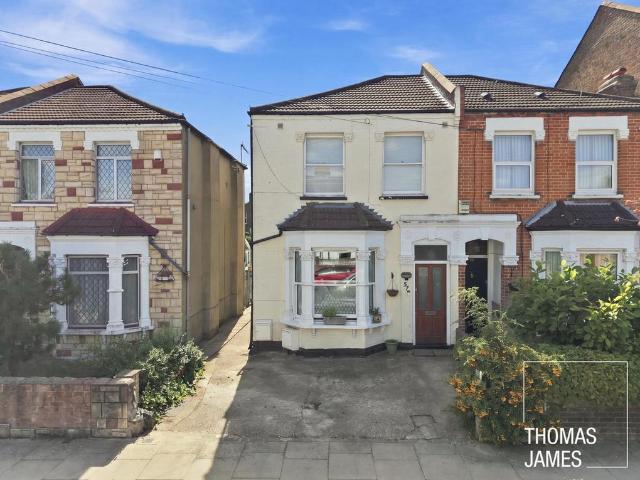 Flat for sale in Bowes Park, Greater London