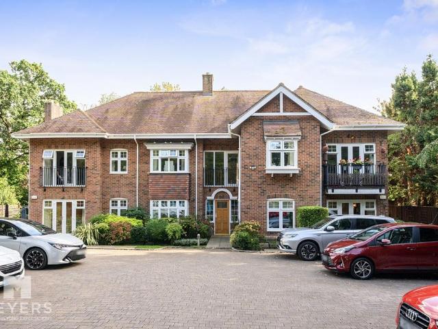 Flat for sale in Tricketts Cross, Ferndown