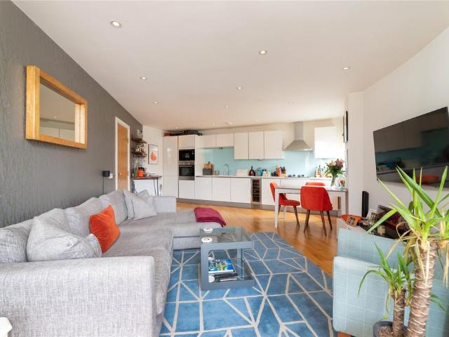 Flat for sale in Earlsfield, Greater London