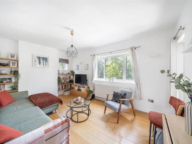 Flat for sale in Clapham, Greater London