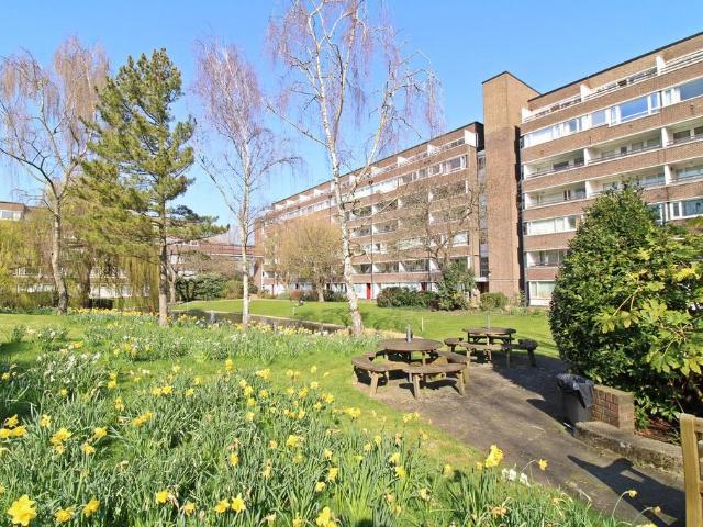 Flat for sale in Hayes, Greater London