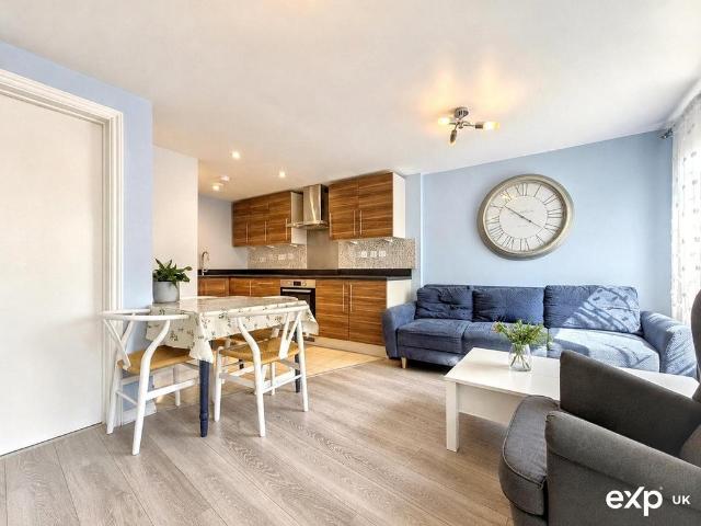 Flat for sale in Southcourt, Aylesbury