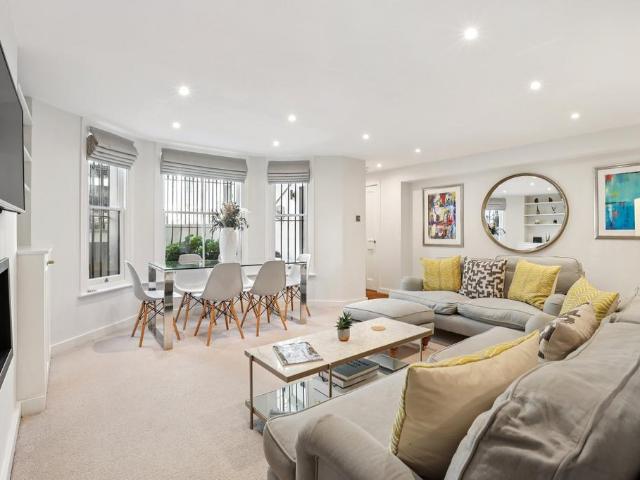 Flat for sale in North Kensington, Greater London