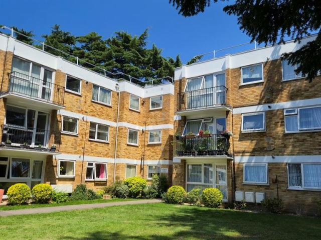 Flat for sale in Bush Hill Park, Greater London