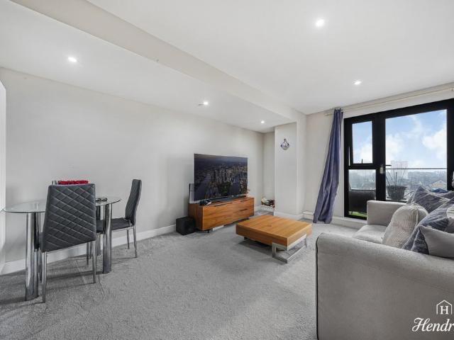 Flat for sale in Alton Barnes, Essex